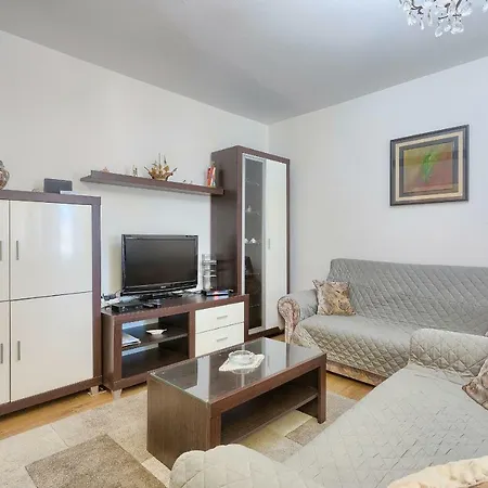 Pizonova 3 Pula