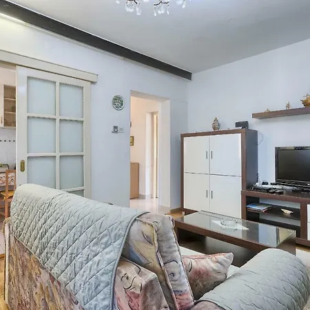 Apartment Pizonova 3 *