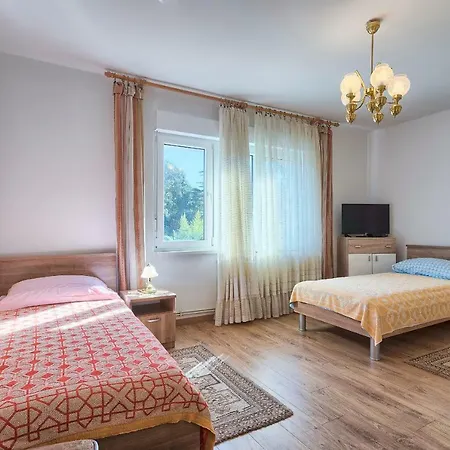 Pizonova 3 * Pula